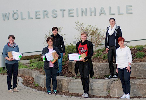 Das Bild zeigt die drei Gewinnerinnen mit Gitte Banas, Heike Holl und Verena Mischo vom TSV Westhausen.