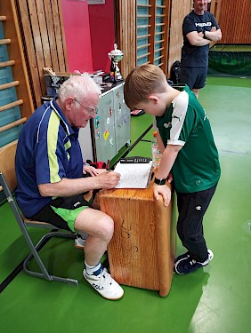Speckbrettturnier der Jugend 2025<br />Der älteste Aktive und der jüngste Spieler fachsimpeln über den Spielmodus.