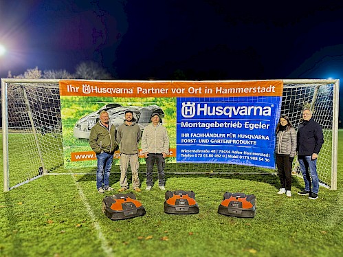 Foto (Quelle: Simon Starz): v.l.n.r. Bernd Egeler (Montagebetrieb Egeler), Nico Lackner, Norman Binder, Verena Heel (alle TSV Westhausen) und Bürgermeister Markus Knoblauch (Gemeinde Westhausen)