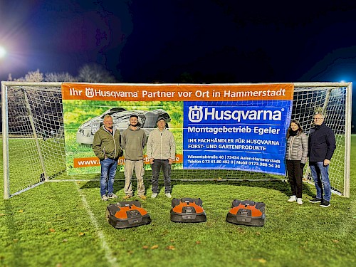 Neue Rasenmähroboter am Sportplatz Westhausen<br />Foto (Quelle: Simon Starz): v.l.n.r. Bernd Egeler (Montagebetrieb Egeler), Nico Lackner, Norman Binder, Verena Heel (alle TSV Westhausen) und Bürgermeister Markus Knoblauch (Gemeinde Westhausen)